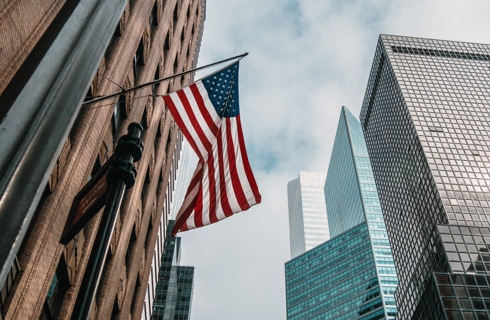 <a href="https://www.magnific.com/ru/free-photo/usa-united-states-america-flag-flagpole-near-skyscrapers-cloudy-sky_8408968.htm#fromView=search&page=1&position=0&uuid=747ea46b-ea70-4c9e-98f5-9019f2220f91&track=ais_hybrid&query=%D1%81%D1%88%D0%B0">Изображение от wirestock на Magnific</a> Санкции